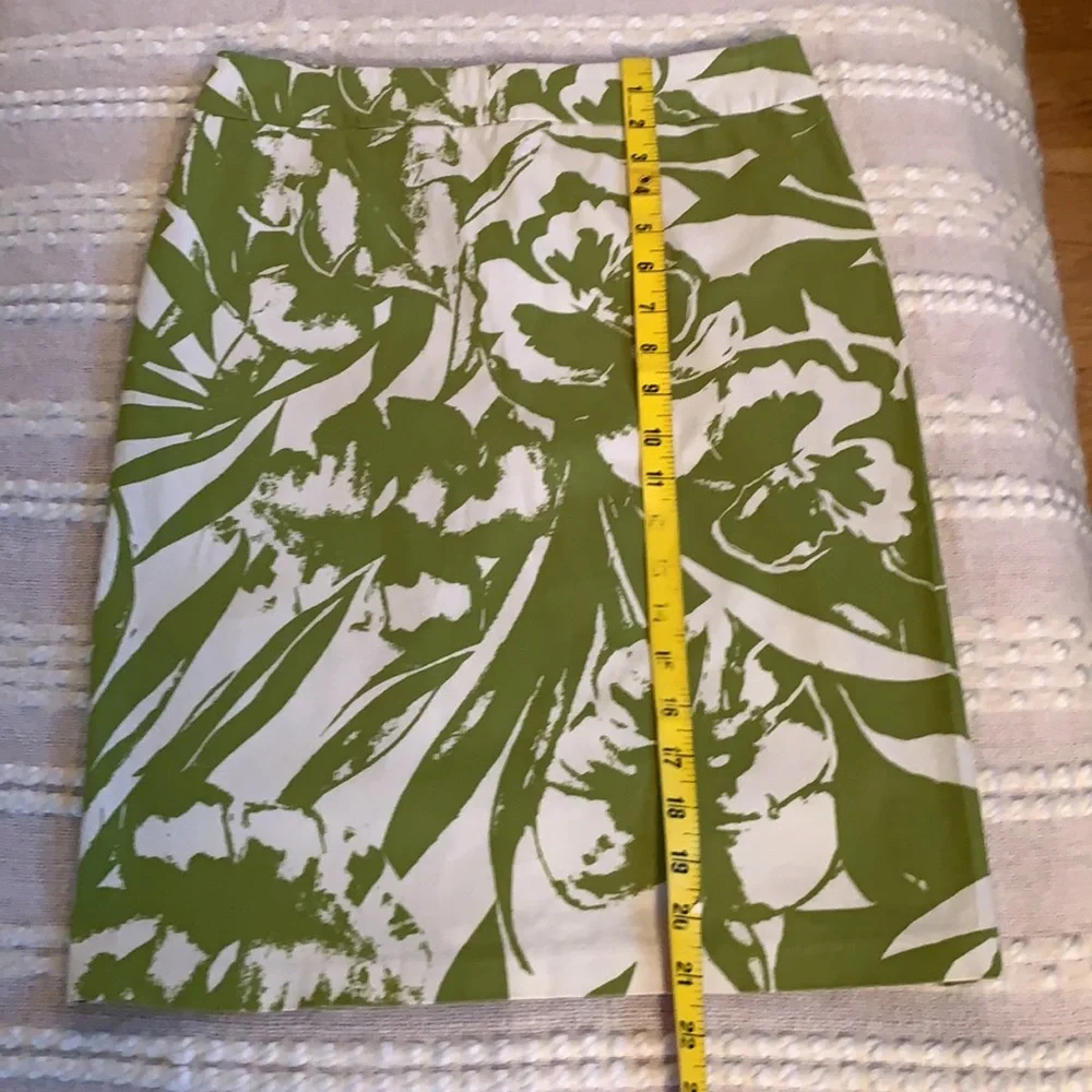 Size 2 Skirt with 2 small front Pockets Zips in back Kick pleat in back - Picture 8 of 12